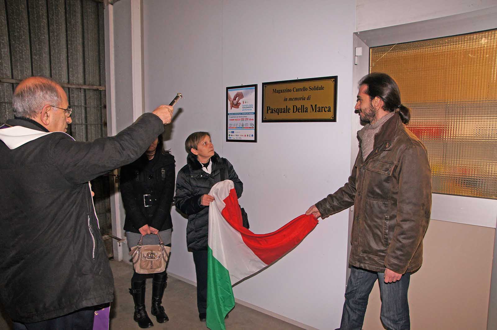 SONY DSC castelsangiovanni carrello solidale scopertura targa a ricordo di pasquale della marca